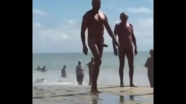 Grande Coroa com o pau enorme caminhando na praia tubo total