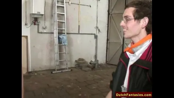 Gros Dutch Teen avec des lunettes dans un entrepôt Tube total
