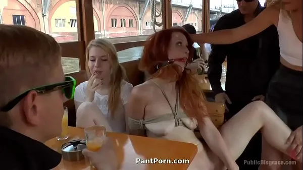 Nagy PublicDisgrace - Hot Redhead Gets Fisted and Fucked in the Ass on a Crowded Party Boat1 teljes cső