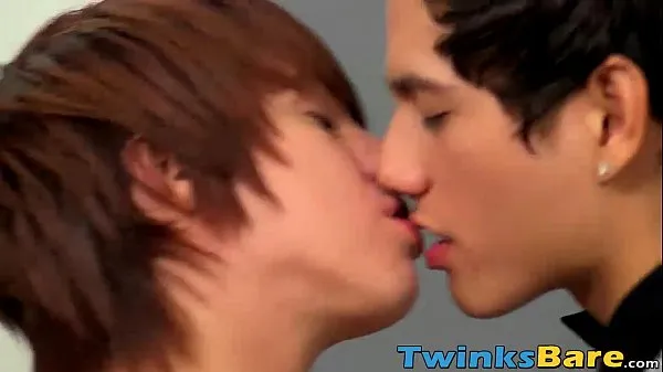 Gran Tres twinks cachondos se follan hasta la última gota de virginidad tubo total