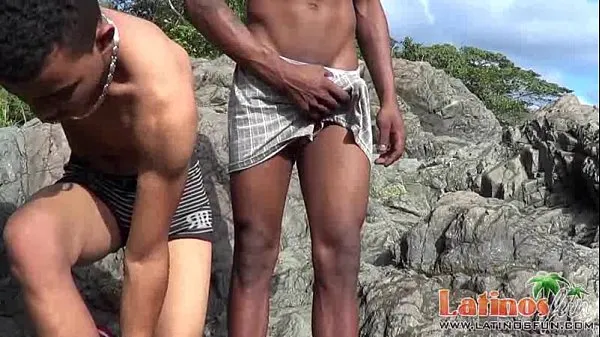 Tổng cộng Brown-skinned Latin twinks pop a boner outdoors ống lớn