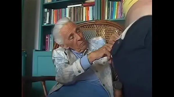 Duża 92-years old granny sucking grandson całkowita tuba