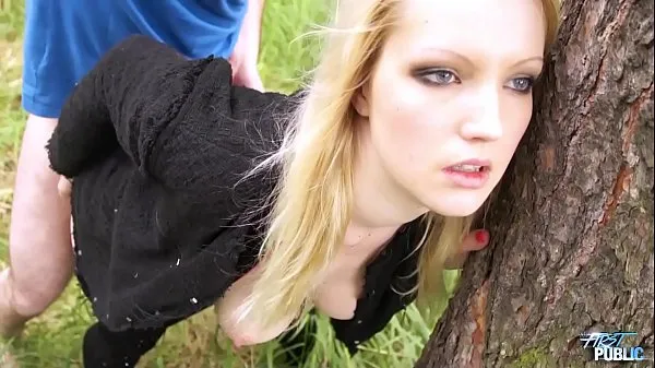 Grande Una bionda ingenuità fa quello che lo straniero vuole nel bosco e prende il suo sperma sulle tette tubo totale