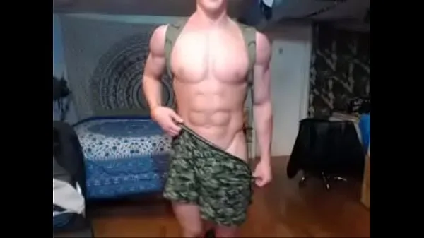 Grande ragazzo militare muscolare tubo totale