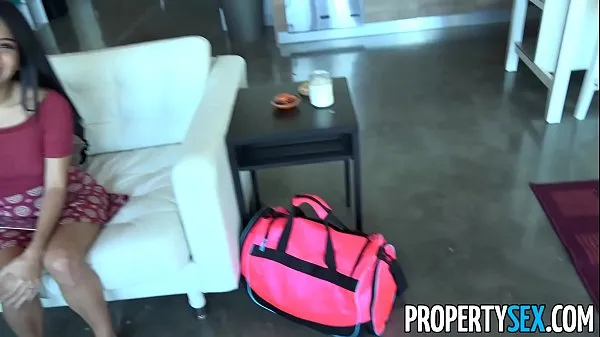 Veľká PropertySex - Horny couch surfing woman takes advantage of male host trubica spolu