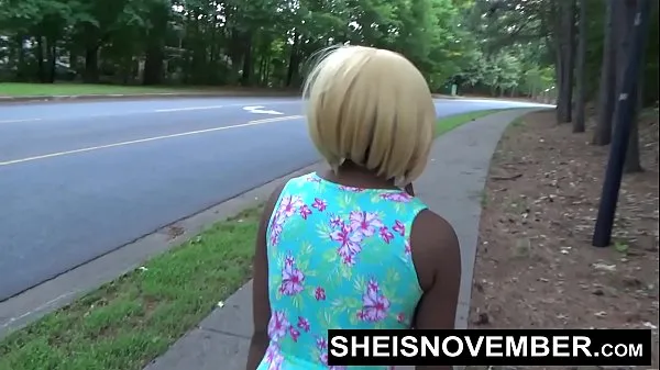 Grande Estou dando boquete no meio da rua e expondo minha bunda grande com bucetinha raspada, para uma estranha, uma puta chamada Sheisnovember, ao ar livre exibindo seus seios naturais e mamilos grandes, bunda e calcinha tubo total