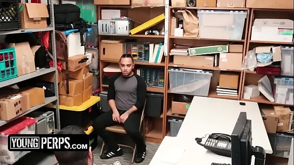 Grande Esse latim idiota acha que pode roubar um punhado de dinheiro quando o balconista não está olhando. E embora ele possa ter conseguido distrair o caixa, as câmeras da loja o observavam a cada segundo tubo total