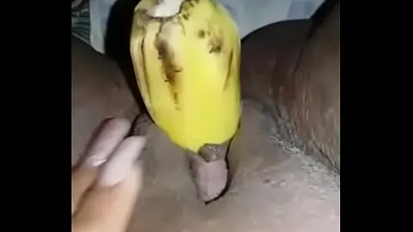 Gran golpeando el plátano tubo total