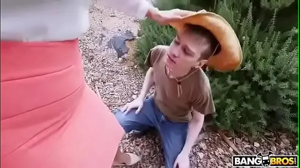 Velká Milf forces her gardener to lick her pussy trubka celkem