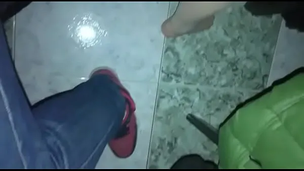 Grande toccando sotto la gonna tubo totale