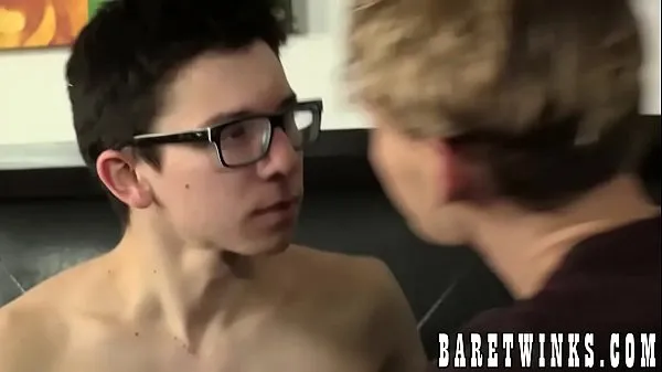 Große Nerdy junge Twink sprengt eine Ladung aus, während rohen Schwanz reitenGesamtröhre