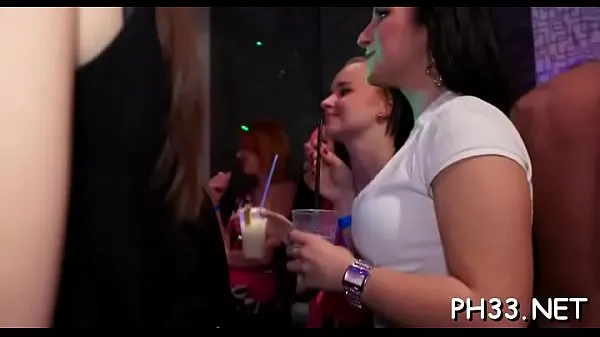 Gros Les anges Yong dans le club sont heureux de baiser Tube total