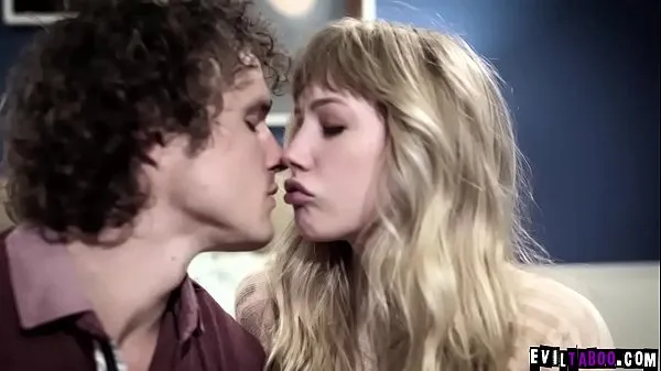 大きい 見事なブロンドの18歳の若い女性ivy wolfeは彼女に犯されるとハードにオーガズムに達する 合計チューブ