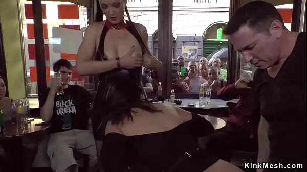 Grande morena fazendo gangbang em bar público tubo total