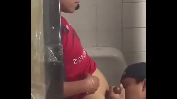 Gran Pinoy chupando pollas en un baño público tubo total