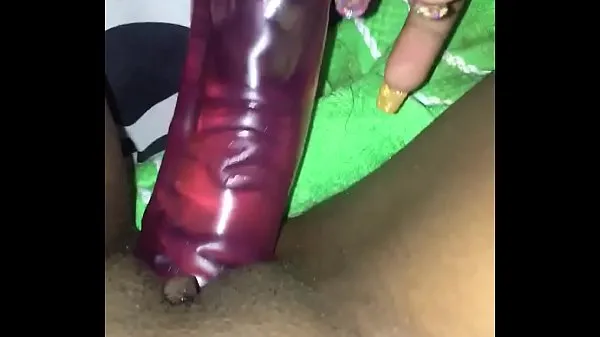 Große HOT EBONY DILDOING HER WET PUSSY UNTILL SHE CUMS AND SQUIRTSGesamtröhre