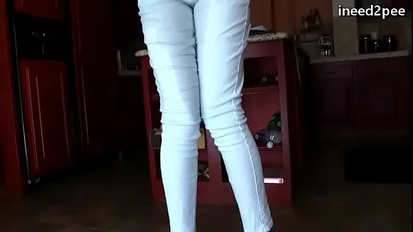 Gros Les filles avec les vessies pleines mouillant leur culotte de jeans 7 Tube total