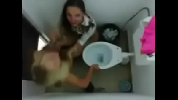 Gran El video de las jovencitas jugando en el baño cayó en la Red tubo total