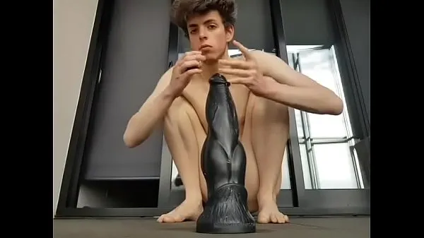 Grande menino e grande brinquedo tubo total