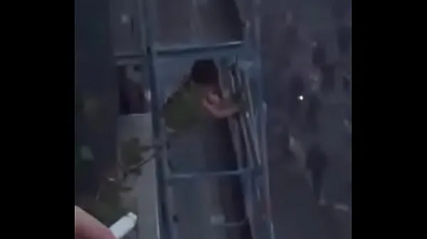 Gran Mujer follando en el balcón del edificio mientras los franceses se manifiestan tubo total