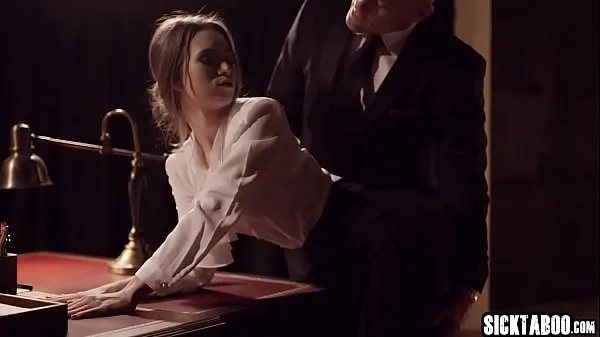 Gros mauvaise secretaire par un patron dans son bureau Tube total