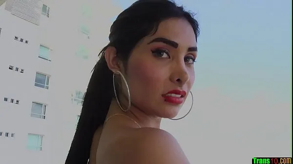 Grande Travinha linda com peitos grandes masturbando tubo total