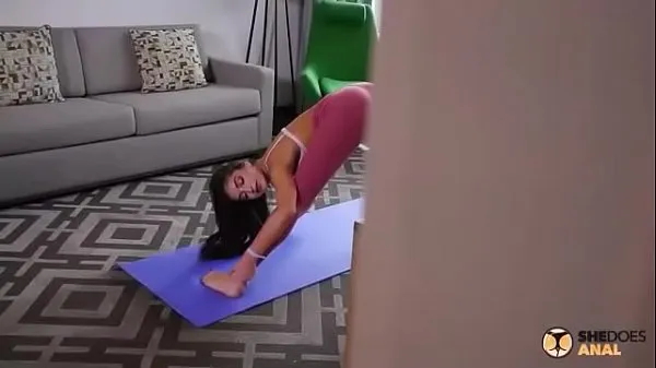 Gran Pantalones de yoga ajustados cogida anal con la pequeña latina Emily Willis | SheDoesAnal Video completo tubo total