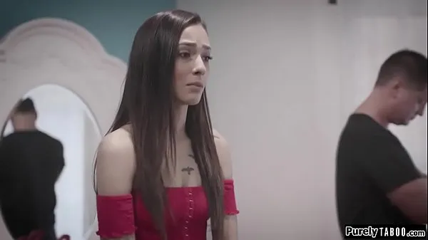 Gros Une mère surprotectrice convainc son jeune fille de perdre sa virginité au profit de son son plan va de travers parce que maintenant, ils baisent quand ils le une dispute avec son mari, il en a marre et va à son beau-père où i Tube total