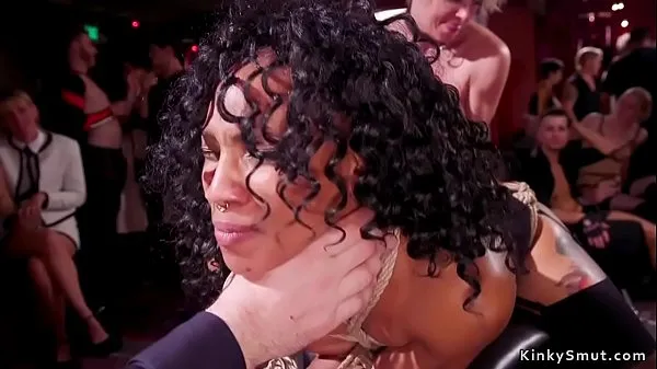 Grande L'ebano dai capelli ricci sub Nikki Darling in schiavitù fatta per succhiare il cazzo enorme mentre accanto al suo enorme tette Milf Dee Williams tenendo secchio nel piano superiore tubo totale