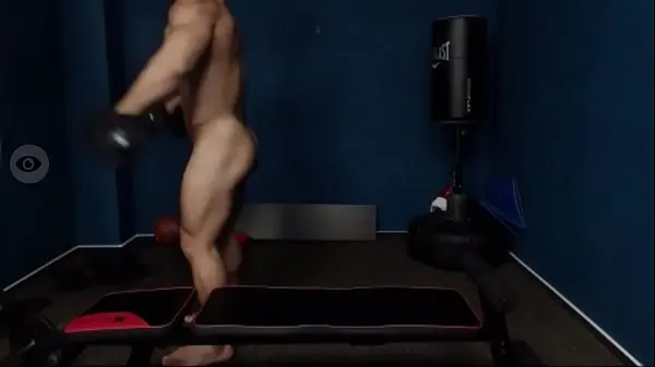 Büyük Naked guy lifting weights toplam Tüp