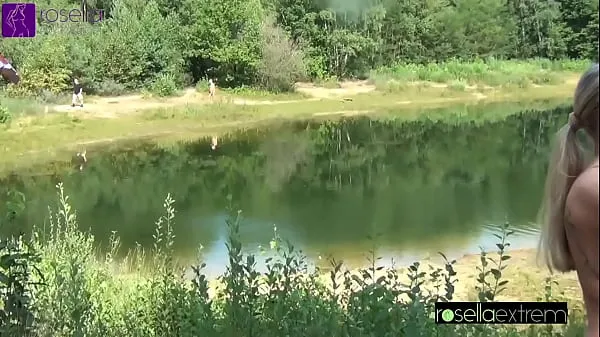 大きい 精子と小便の雌犬が入浴中の湖で公開され、口がいっぱいになります！汚い40人の男性が中出し・小便トイレとして使用！パート3 合計チューブ