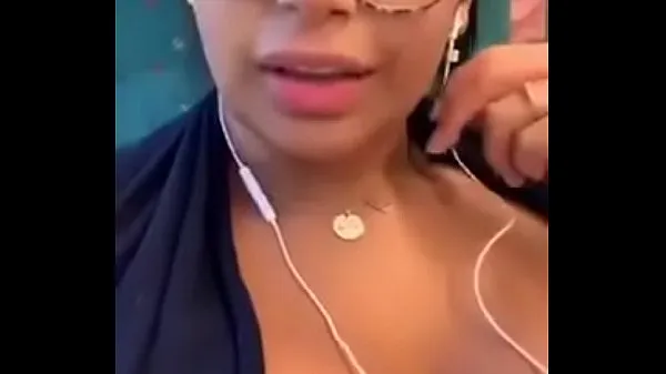 Grande Bravissima ragazza in treno tubo totale