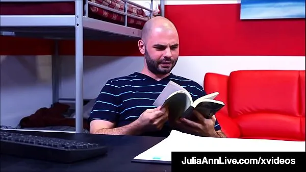 Grande Insanely Hot Instructor Julia Ann puxa o grande pau de seu aluno, acariciando, chupando e fodendo sua carne jovem até que ela o ordenha para um sólido A! Full Video & Julia Live tubo total