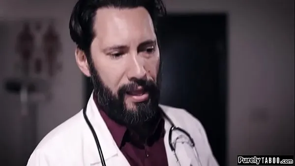 Grande O médico da fertilidade se oferece para engravidar o cliente peituda ifo marido para salvá-los dos tratamentos caros. Não feliz com isso, o cara concorda. Sua esposa loira de seios grandes chupa o pau do médico antes de ela bater em sua boceta enquanto es tubo total