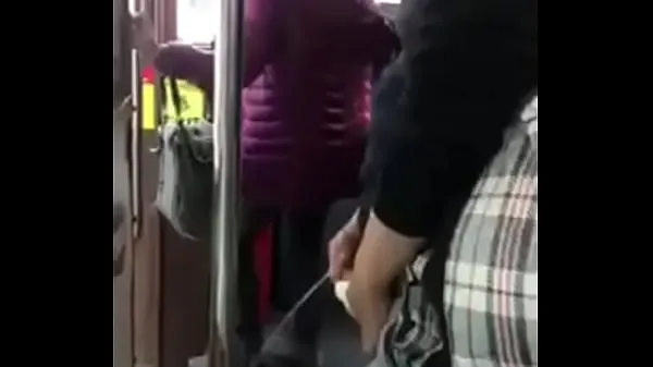 Grande Uomo gay pipì sul tram pubblicamente tubo totale