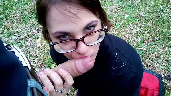 Grande Garota nerd suga na floresta tubo total