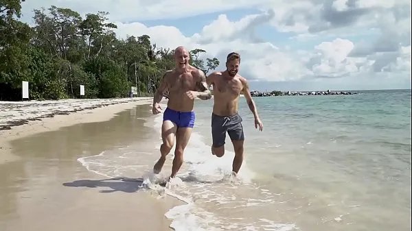 إجمالي GAYWIRE - Trevor Laster Gets A Good Pump On The Beach With Help From Wesley Woods أنبوب كبير