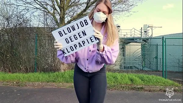 Große Fiona Fuchs macht alles um an Toilettenpapier zu kommenGesamtröhre