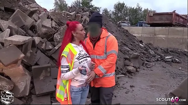 Große Baustellen Arbeiter fickt rothaariges Teen bei der Arbeit ohne Kondom - German RedheadGesamtröhre