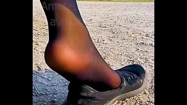 Gros Sneakers pieds fétichisme des pieds clip vidéo fille orteil glisse hors de ses chaussures malodorantes en sueur Tube total