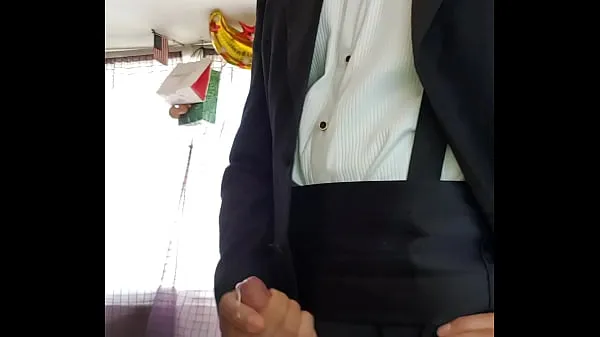 Gran Masturbating in Tuxedo tubo total