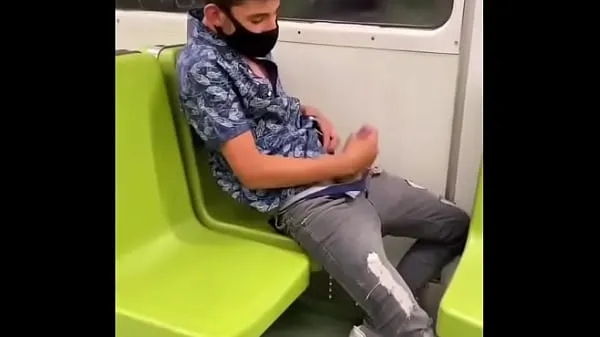 Gran Mascara pajeandose en el metro tubo total