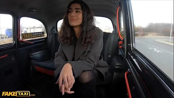 大きい 偽のタクシーアジアのベイビーは彼女のタイツを引き裂かれ、イタリアのタクシー運転手に猫を犯されます 合計チューブ