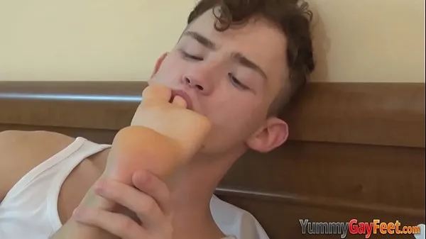 Grande Twink ottiene le suole jizzed tubo totale