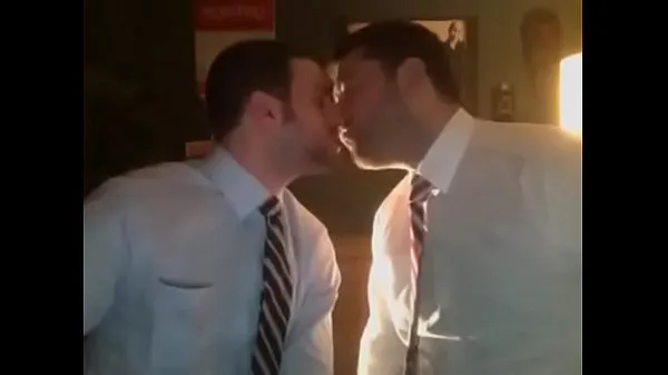 Gros Une fumée ensemble mène à du sexe gay chaud et rauncy Tube total
