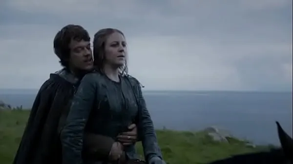 Gros Yara Greyjoy jeu de moments chauds de trônes Gemma Whelan et Indira Varma Tube total