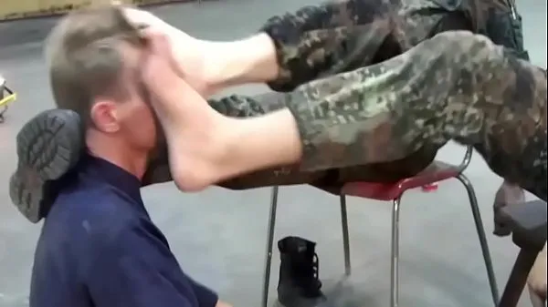 Gran Un afortunado puede lamer las botas de dos soldados alemanes tubo total