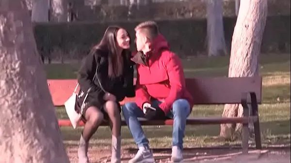 Gros Tu veux faire une pipe dans la rue?" Lucia prend un veinard dans le parc de Madrid Tube total