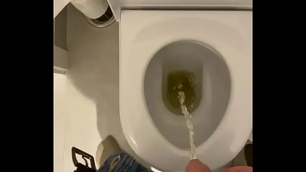 Nagy Uncut cock peeing teljes cső