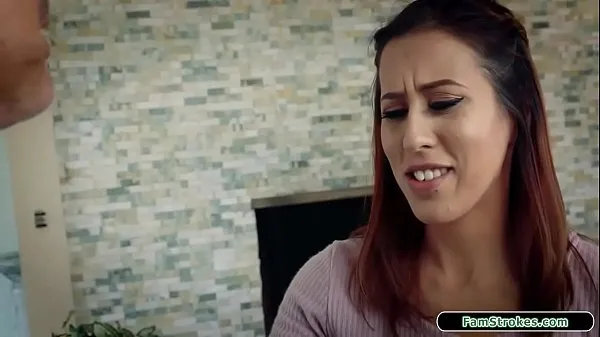 Grande La figliastra latina spinge il suo patrigno u. sul divano e solleva la parte superiore per rivelare le sue piccole tette. Tira fuori il suo grosso cazzo per succhiarlo e scoparlo tubo totale